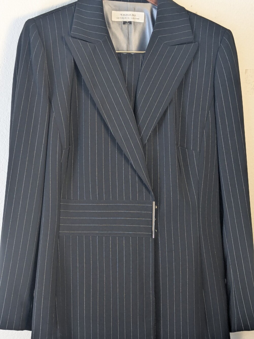 Tahari Arthur S Levine Size 14 Pinstripe Pantsuit EUC Black Career Two Piece Set